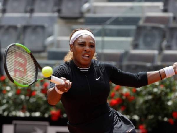 Serena Williams devuelve un envío de Rebecca Peterson durante su encuentro por la primera ronda del Abierto de Italia en Roma el 13 de mayo del 2019. Williams ganó en sets corridos tras un comienzo titubeante en su primera partido de la temporada en canchas de arcilla. (AP Photo/Gregorio Borgia)