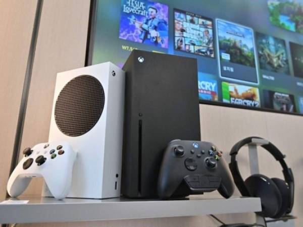 Microsoft propone la Xbox Series X, un modelo 'premium' a un precio de 499 dólares, y la Xbox Series S, con menor calidad de imagen, sin lector de disco, más pequeña y más barata: 299 dólares. Foto: AFP