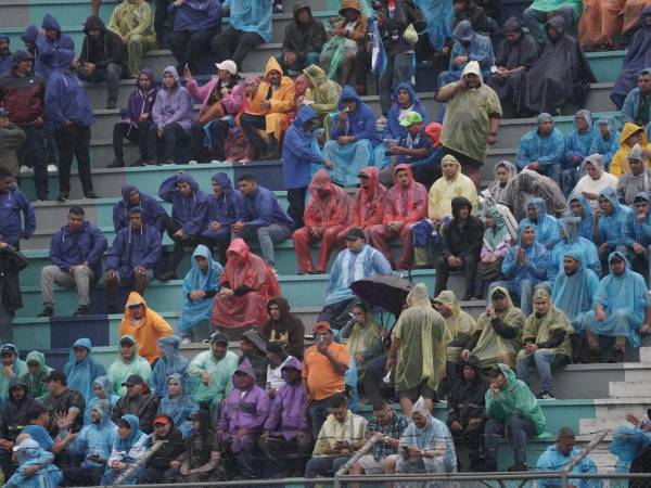 De a poco se van llenados las graderías del Estadio Morazán de San Pedro Sula.