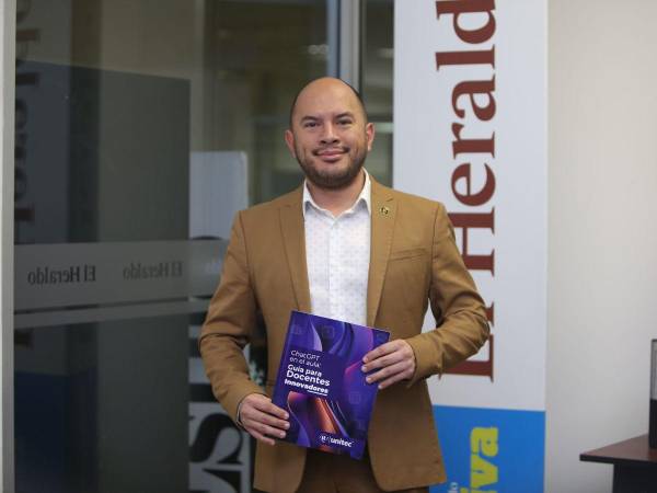 El ingeniero Anel Espinal, Decano de Innovación Educativa Unitec, sostiene en sus manos “ChatGPT en el aula: Guía para docentes innovadores”, en su versión impresa.