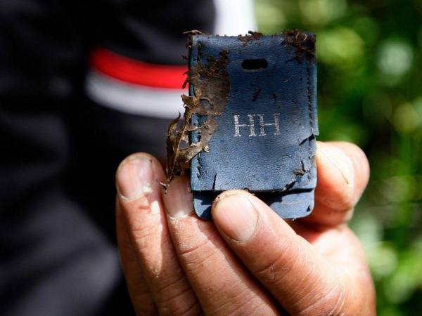 Esta fotografía tomada por el fotorreportero de EL HERALDO muestra el trozo de cartera que estaba cubierto de lodo y ojos secas.