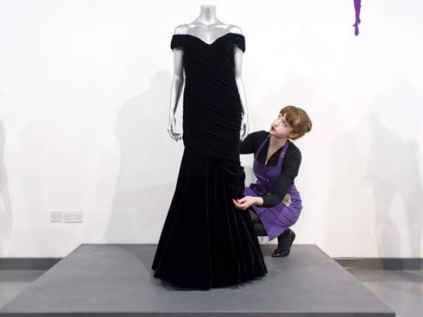 (FILES) In this file photo taken on March 15, 2013, a Victor Edelstein midnight blue velvet evening gown, worn by Britain's Princess Diana at the State Dinner at the White House in 1985, when she danced with US actor John Travolta, is pictured at the Kerry Taylor Auction house in south London ahead of its sale. - A midnight blue velvet gown worn by Princess Diana when she danced with actor John Travolta at the White House is being put up for sale, an auction house said on November 18, 2019. Estimated at £250,000-£350,000 (293,000-410,000 euros, $324,000-$454,000), the dress is one of three being sold by Kerry Taylor Auctions on December 9, 2019. (Photo by LEON NEAL / AFP)