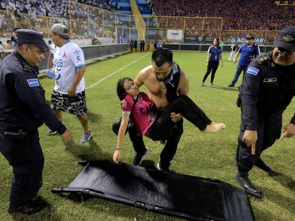 Dentro del estadio se realizaron varias atenciones de las personas que estaban desmayadas.