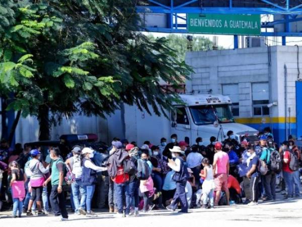 Cientos de migrantes esperaban para ingresar a Guatemala el sábado, pero solo pudieron avanzar unos 10 kilómetros desde la frontera de Corinto, pues un fuerte contingente les bloqueó el paso. Foto: AFP