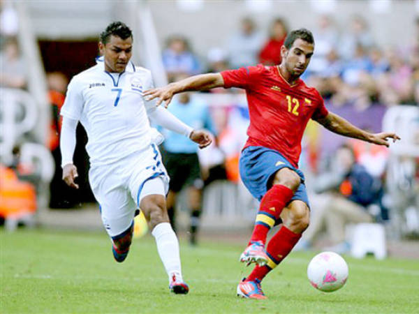 Spain's Martin Montoya, right, vies for the ball with Honduras' Mario Martinez during their group D men's soccer match at St. James' Park, in Newcastle, England, during the London 2012 Summer Olympics, Sunday, July 29, 2012. (AP Photo/Scott Heppell)