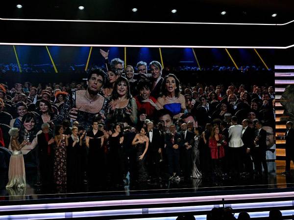 El elenco subió a recibir el premio.