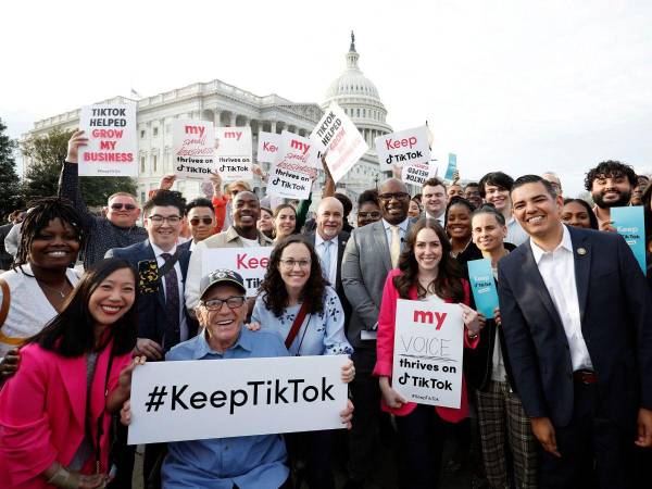 Un grupo de una docena de adolescentes, profesores y dueños de negocios se dirigió al Congreso para sentar su voz de oposición a un potencial veto y resaltaron los beneficios de TikTok en sus vidas y medios de subsistencia.