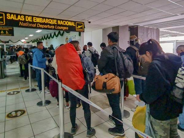 En Machu Picchu unos 200 turistas, principalmente norteamericanos y europeos, salieron caminando por la vía férrea hasta la localidad de Ollantaytambo.