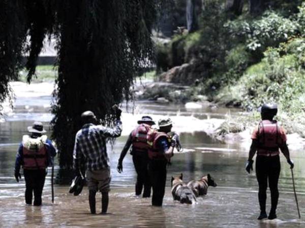 Las crecidas repentinas de los ríos son habituales en Johannesburgo, donde las tormentas, sobre todo las tardes del verano austral, suelen ser repentinas y violentas.