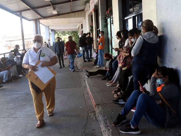 Desde tempranas horas de la mañana los hondureños se ponen a hacer largas filas en el Instituto Hondureño de Seguridad Social (IHSS) para conseguir una cita médica.