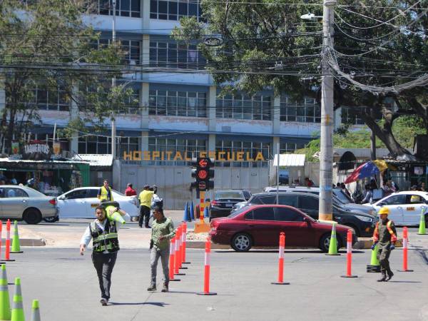 El personal de la comuna realiza trabajos de señalización en la ruta alterna que conecta con el bulevar Suyapa frente al Hospital Escuela.