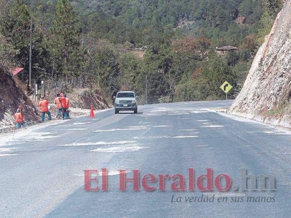 La carretera hacia el occidente se ha deteriorado en los últimos años debido a la mala calidad del pavimento y falta de mantenimiento.