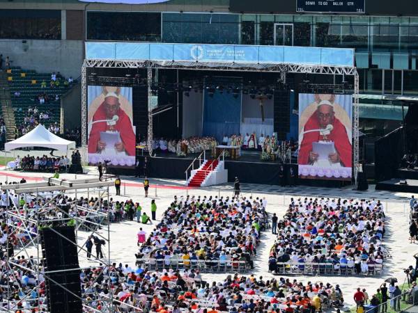 Unas 50,000 personas, según las autoridades, acudieron al Commonwealth Stadium de Edmonton.