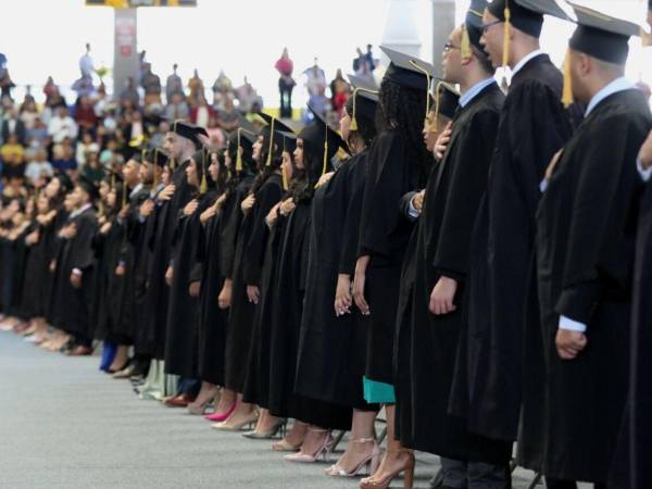 Los universitarios se graduaron en el Palacio Universitario de los Deportes.