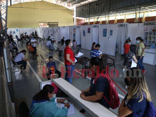 Los centros de triaje se han vuelto a llenar de pacientes con covid. El personal denuncia que no les han dado equipo de bioseguridad.