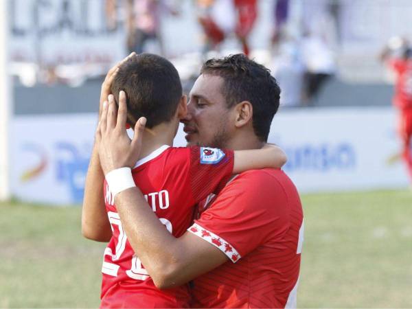 César Oseguera y su hijo luego de la final entre Honduras Progreso y Real Sociedad.