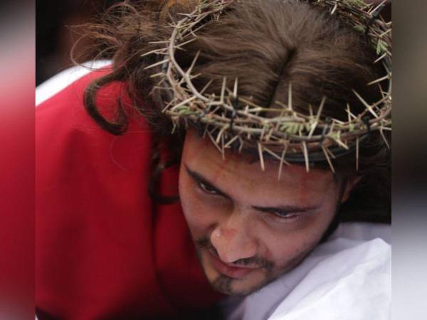 Este viernes -29 de marzo- se llevó a cabo el Vía Crucis o “Camino a la Cruz” en el Centro de Tegucigalpa, capital de Honduras. Esta es una de las prácticas más antiguas celebradas por la iglesia católica y consiste en acompañar a Jesús durante 14 estaciones o momentos importantes que representan un recorrido espiritual por la pasión de Cristo. A continuación le mostramos las mejores imágenes de este evento conmemorativo de Semana Santa.