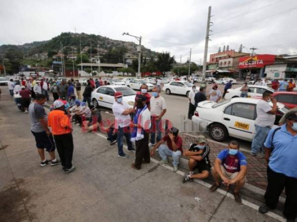 Los conductores de taxis han mantenido tomas en varios puntos de la capital de Honduras.