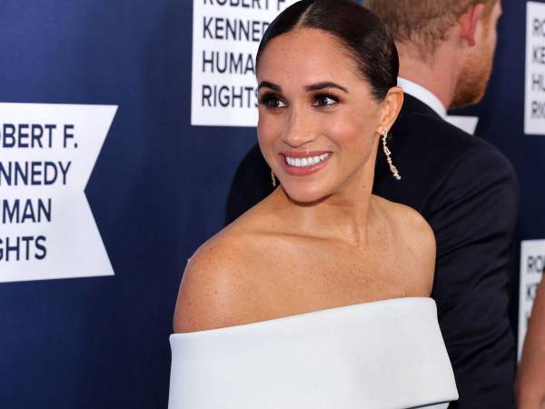 Meghan parece haberse quedado con la costumbre ya que sigue utilizando colores neutros.