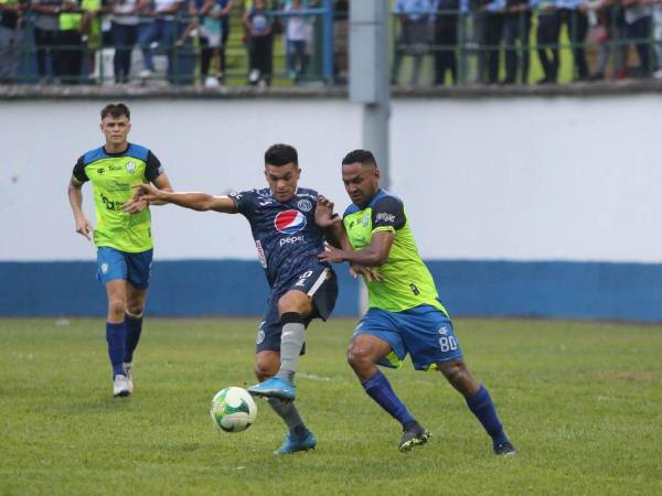 Gaspar Triverio y José Tobías disputan el balón en el campo del Juan Ramón Brevé.