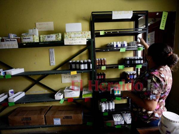 La falta de medicamentos en los centros de asistencia se debe a que la Secretaría de Salud entrega tarde los fármacos.