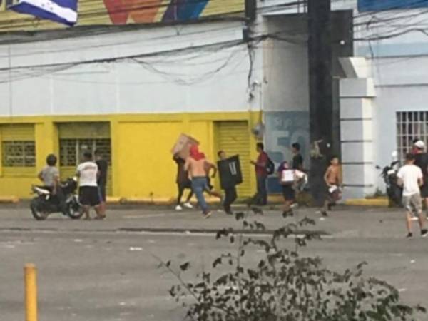 Al menos 15 personas fueron detenidas por el saqueo. | Foto: cortesía Hoy Mismo.