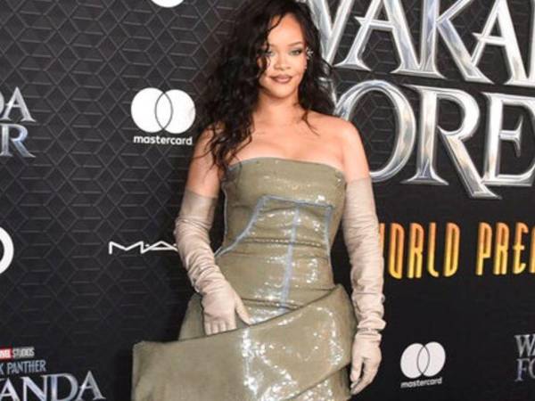 Rihanna fue parte de los famosos que desfilaron por la alfombra roja de la premier.