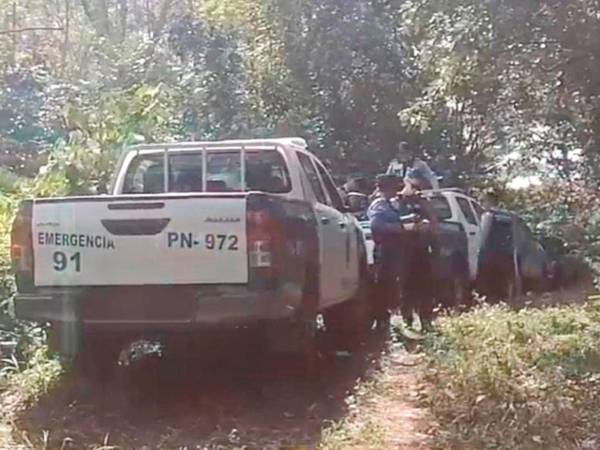 Elementos de la Policía Nacional llegaron al lugar donde se encontraron los cuerpos.