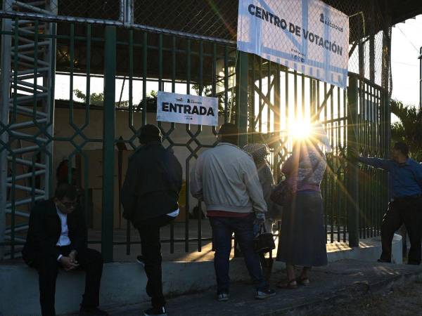 Este domingo 4 de febrero, El Salvador se va a las urnas para elegir al próximo presidente, a 60 diputados de la Asamblea Legislativa, 44 alcaldes y a 20 del Parlamento Centroamericano. Todo indica que Nayib Bukele se reelegirá “sin problemas” a pesar de que la Constitución prohíbe que una misma persona ejerza dos mandatos consecutivos, sin embargo, el apoyo de los salvadoreños es masivo y esperan un “triunfo arrollador”. A continuación las imágenes.