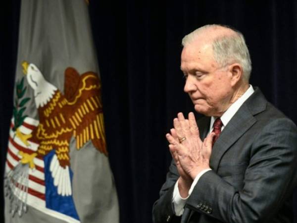 El fiscal general de Estados Unidos, Jeff Sessions, firmó esta semana la orden provisional que establece que los jueces pospogan o cancelen un proceso de deportación.