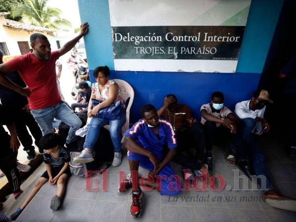 Con hambre, cansados pero con ganas de continuar hacia el “sueño americano”, cientos de migrantes se plantan en las oficinas de Migración de Trojes, El Paraíso.