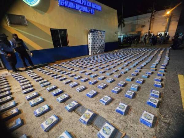 Un total de 1.7 toneladas de droga fue hallada en las últimas horas enterrada en caletas ubicadas a la orilla del río Aguán, en Colón. Aquí más detalles.