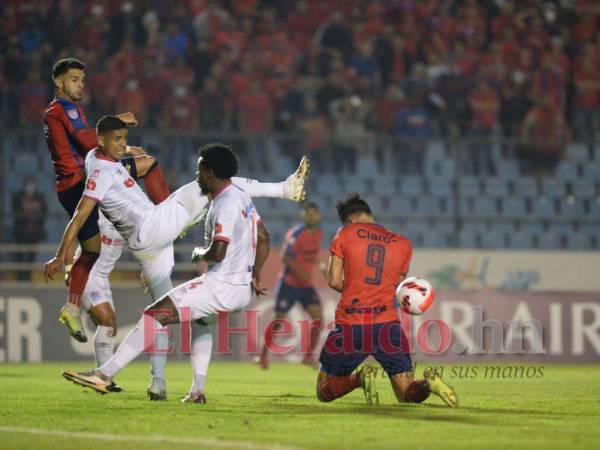 A pesar de la doble expulsión Olimpia sacó el empate 2-2 en el estadio Doroteo Guamuch Flores de Guatemala. La vuelta se llevará a cabo el próximo jueves -25 de agosto- en el Estadio Nacional.