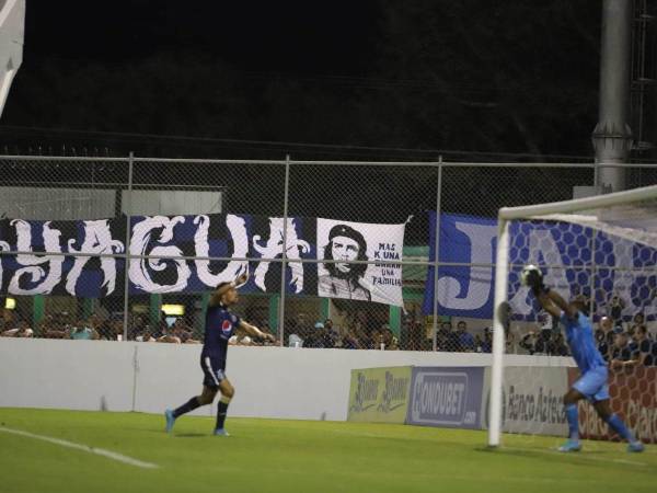 En la imagen captada por el lente de Zona Deportiva, se puede ver que Buba López ingresa con todo y balón a su propio arco.