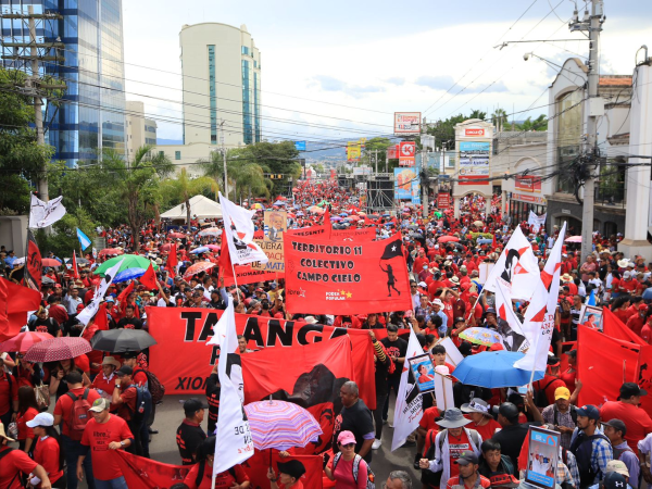 La marcha inició en Casa Presidencial y terminó en los bajos del Congreso Nacional, donde la presidenta, Xiomara Castro, aseguró que permanecerían en vigilia.