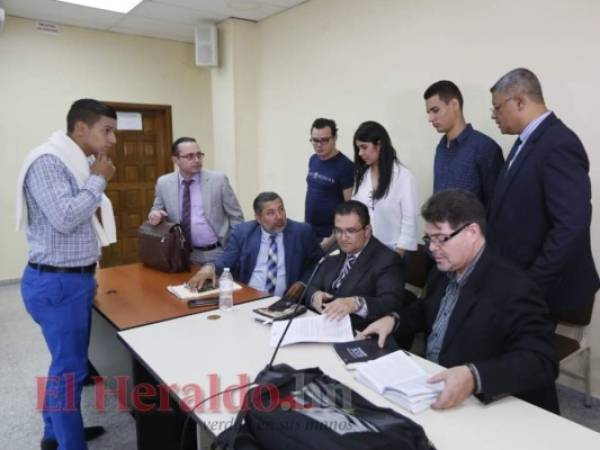 Los jóvenes Elías Chaín, James O´connor, Olga Ferrufino y Carlos Zamora, junto a sus abogados, previo a escuchar la lectura de la sentencia. Los cuatro fueron condenados a cuatro años y ocho meses de cárcel por encubrimiento, mientras que Carlos Alvarenga, alias 'Susano', fue condenado a 16 años por autor del homicidio de Carlos Collier. Foto: Marvin Salgado / EL HERALDO.