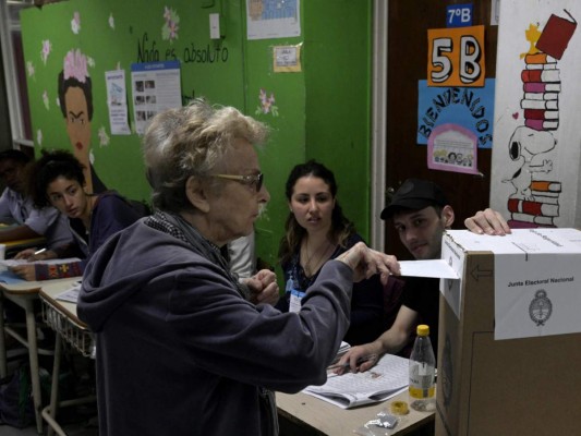 Una mujer emite su voto en un colegio electoral en Buenos Aires durante las elecciones generales de Argentina. Foto: Agencia AFP.