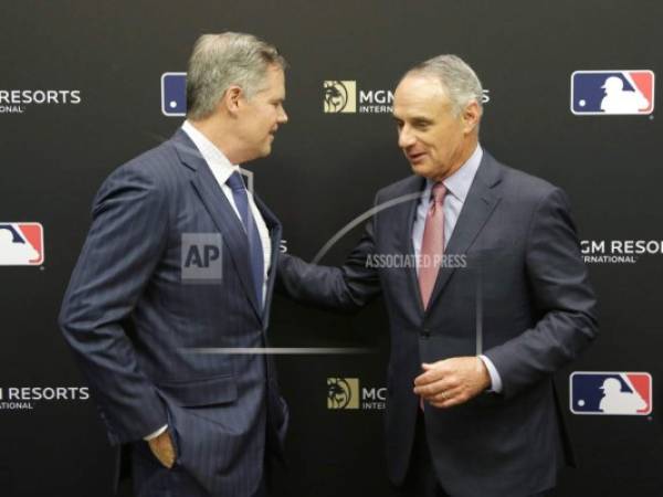 El director general de MGM Resorts James Murren, y el comisionado de las Grandes Ligas Rob Manfred dialogan tras una conferencia de prensa en Nueva York. Foto:AP