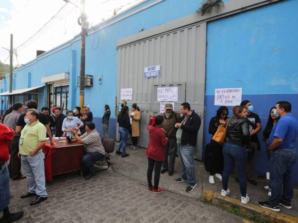 Colectivos de Libre y empleados del SANAA se toman las instalaciones exigiendo destitución del gerente