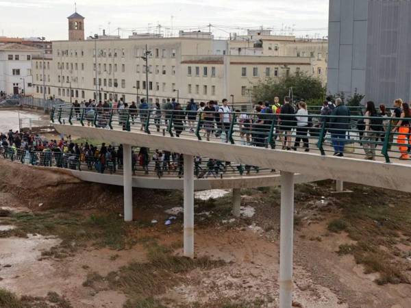 La Generalitat Valenciana ha reclamado que nadie se desplace en sus vehículos a las poblaciones afectadas por la dana, porque se están colapsando las vías de acceso.