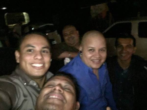 El periodista Ricardo Matute compartió varias fotografías en las que aparecía con su colega Igor Padilla en la cobertura noticiosa (Foto: Ricardo Matute Facebook / EL HERALDO Honduras / Noticias de Honduras )