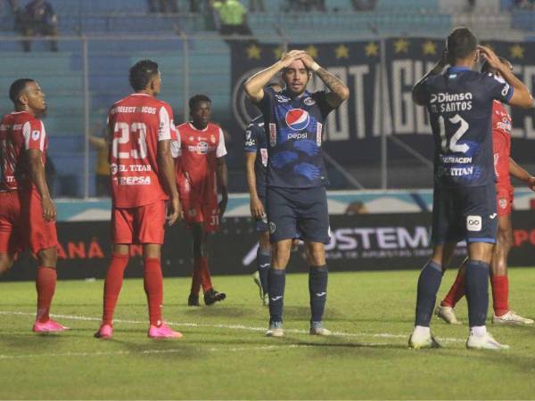 El argentino Agustín Auzmendi no pudo festejar ese ansiado gol, luego que le anularan dos tanto, pues el réferi consideró que estaba en posición ilícita.