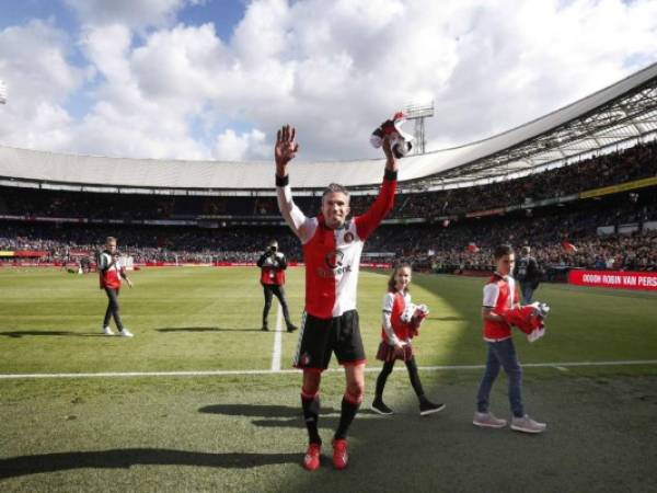 Van Persie, de 35 años de edad, fue sustituido al minuto 92 por Dylan Vente y en ese momento el partido, en el que se habían adicionado 6 minutos, fue detenido.