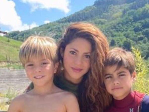 Shakira llevó ella misma a sus hijos a Barcelona para sus vacaciones de verano.