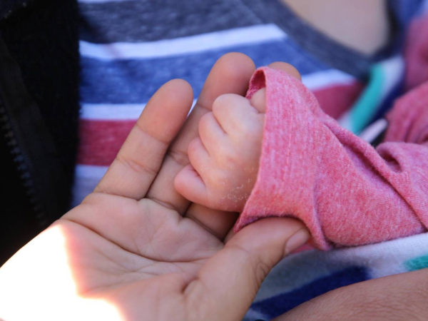 Para adoptar a un menor de edad, el solicitante debe ser al menos 15 años mayor que el niño y tener entre 25 y 60 años de edad.