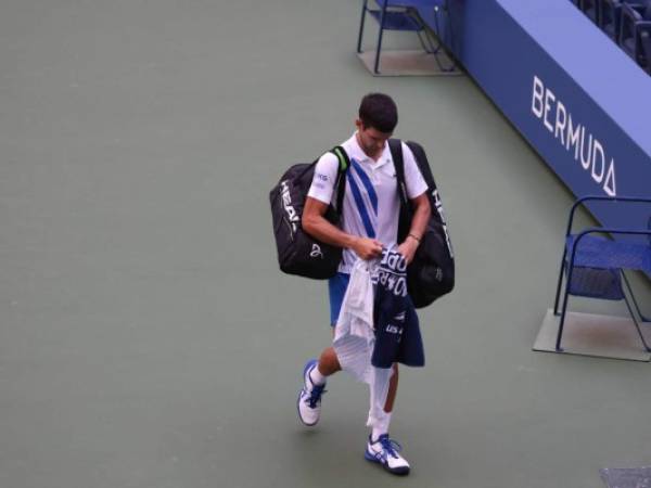 El serbio incumplió la regla de torneos Grand Slam que prohíbe 'golpear intencionalmente una pelota de forma peligrosa o imprudente dentro de la cancha o golpear una pelota con negligencia sin tener en cuenta las consecuencias'. Foto: AFP