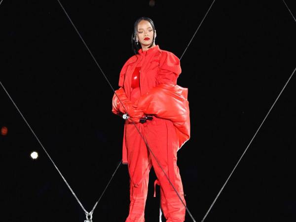 Vestida de rojo cantó sus mejores canciones.