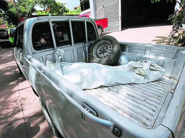 Momento en que el cuerpo del recluso era trasladado a la morgue de Tegucigalpa para su autopsia.