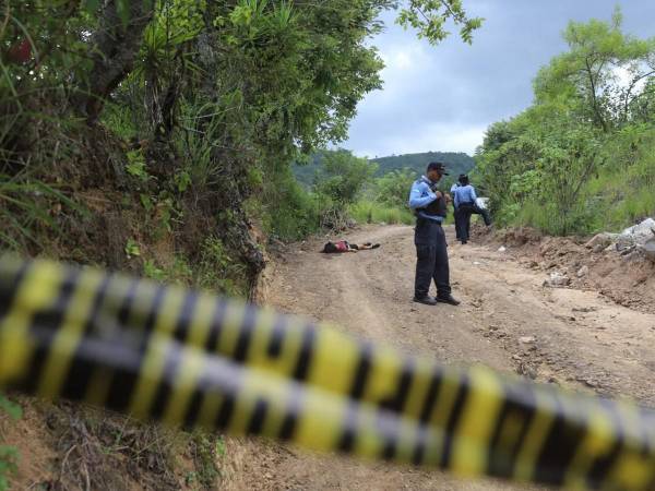 La víctima fue descubierta por personas que transitaban por el lugar y dieron el aviso a las autoridades.