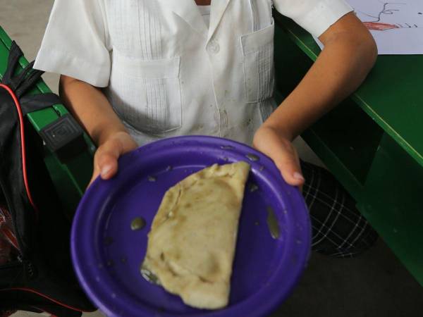 Las madres se esmeran cada día por hacer algo diferente a sus hijos con apenas cuatro productos que da el gobierno de Honduras para la merienda escolar.